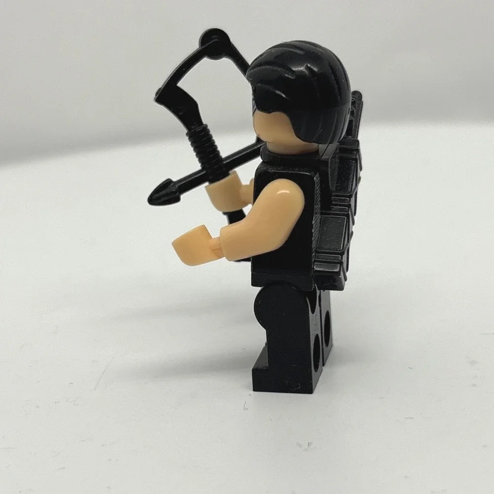 LEGO Marvel Super Heroes Hawkeye Minifigure sh084 Black Purple Suit with Bow